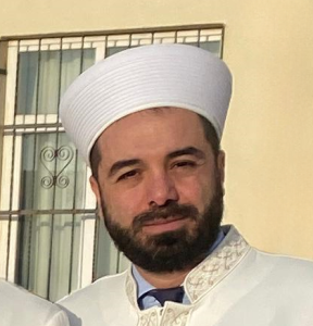 Musab Karanfil imam sarığı ve cübbesiyle